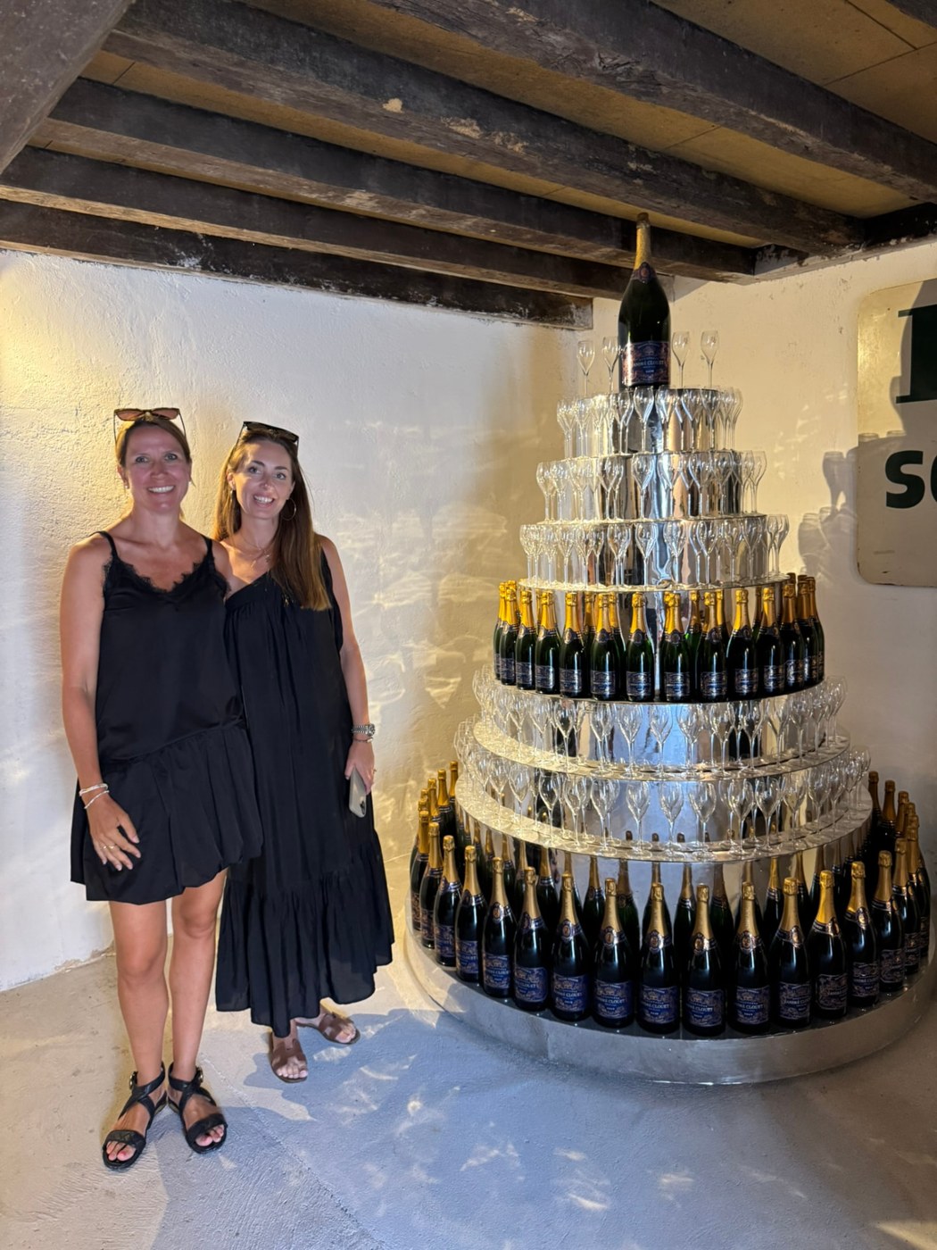Champagnetårn af flasker og glas i kælderen hos André Clouet i Bouzy